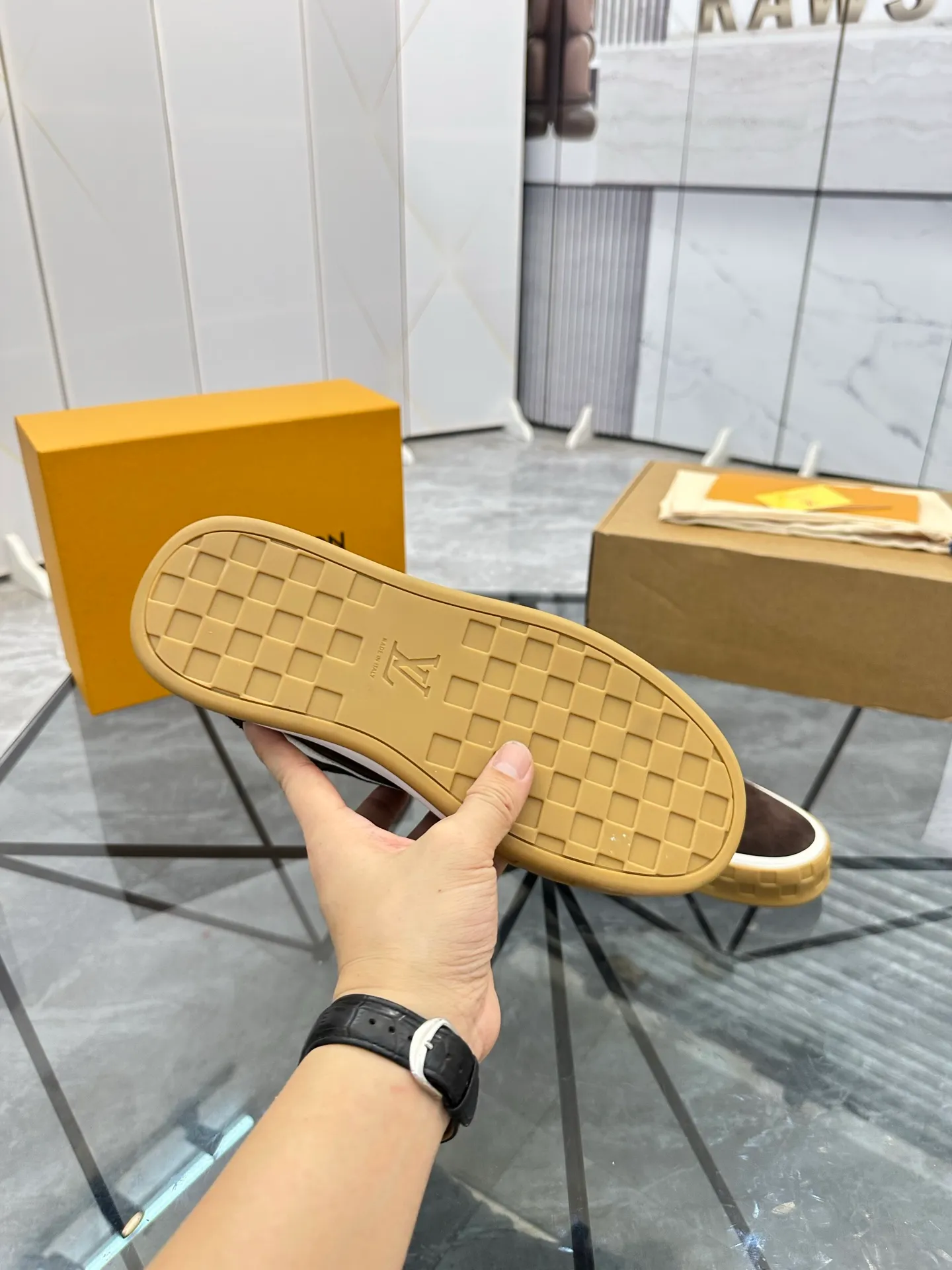 Men's shoes for sale 💰: 💰P660¥ Top quality Comes with airplane case Product trademark: LV* "Louis Vuitton*" low-top casual shoes Regular size: 35-44 (can be customized to 45) Couple style Product materials: imported nubuck leather upper, sheepskin lining, original outsole. Number: 819